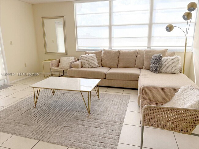 Building Photo - 1301 NE Miami Gardens Dr