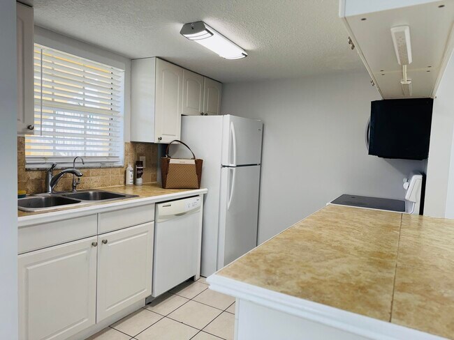 Building Photo - 6323 La Costa Dr