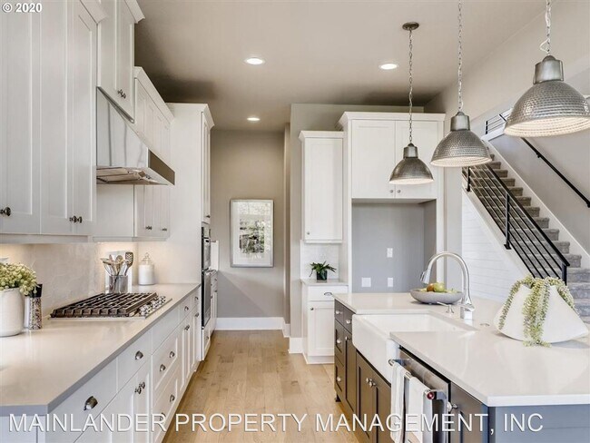 Building Photo - 4 br, 3 bath House - 27767 SW LARKSPUR TER...