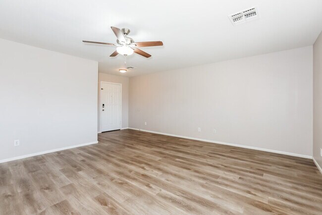 Foto del edificio - 1361 E Ryan Rd