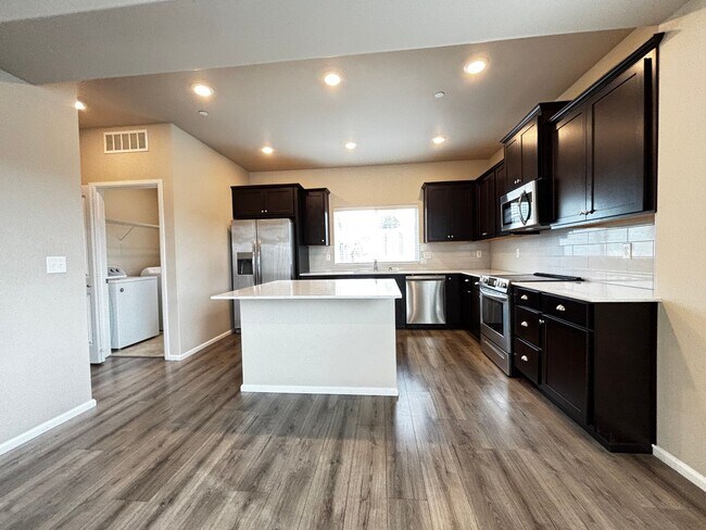 Foto del edificio - Wonderfully maintained Sunrise Townhome