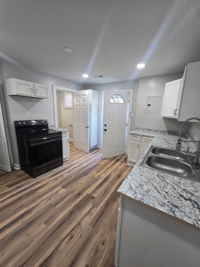 Foto del edificio - Studio Duplex located on the Westside near 10th St and White River Pkway Dr