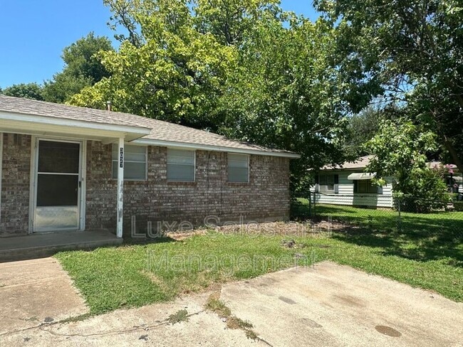 Building Photo - 3027 Clarke St