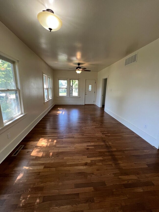 Foto del edificio - Remodeled Like New 2 Bedroom 1 Bath