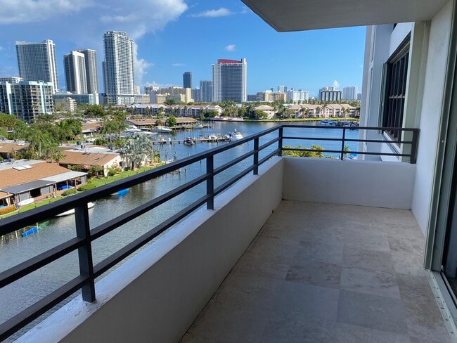 Building Photo - 2500 Parkview Dr