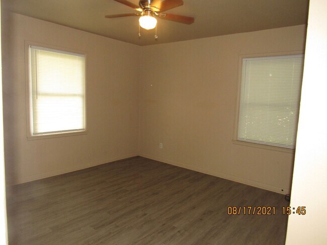 Foto del edificio - Great Home located close to shopping, rest...