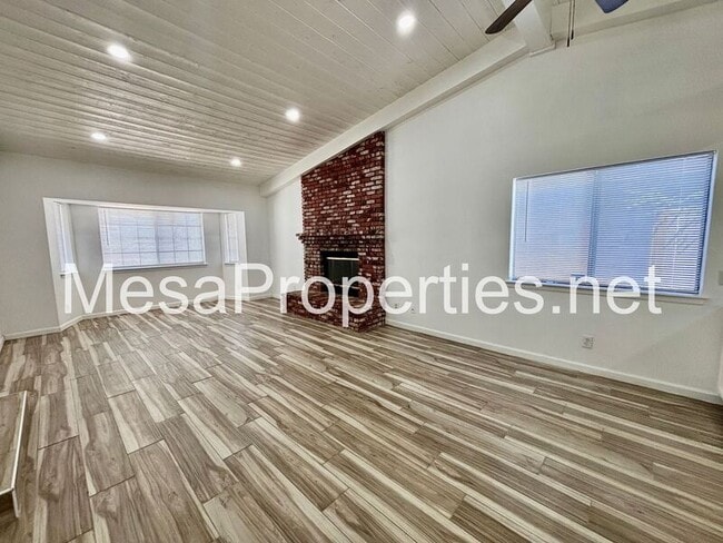 Foto del edificio - 15717 Bear Valley Rd