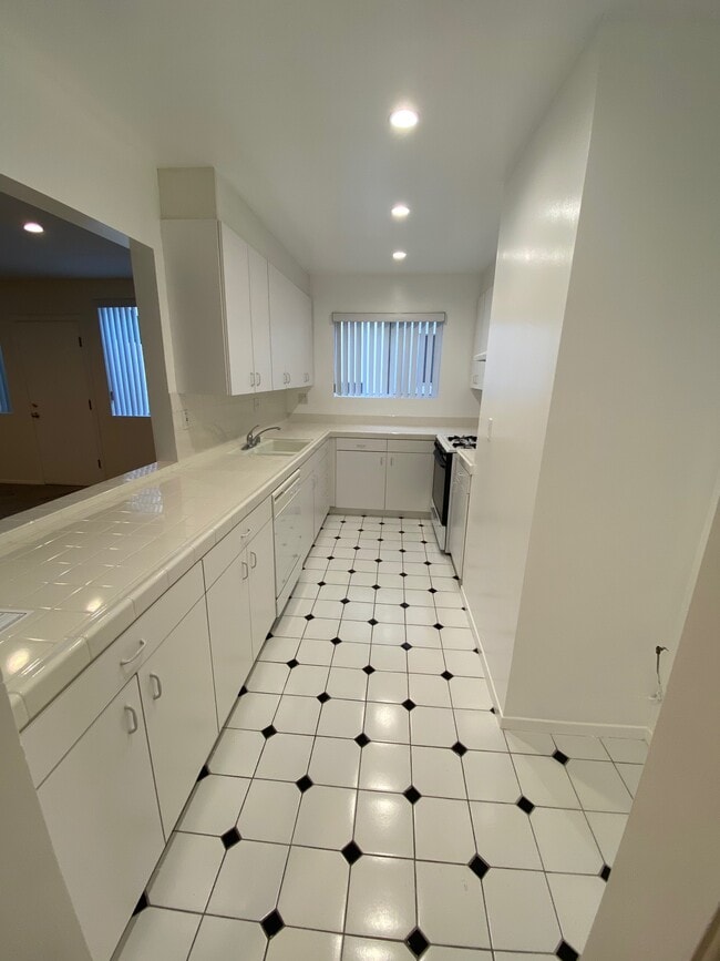 Very Large Kitchen - Large Remodeled 2x2 Unit with Huge Patio