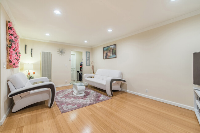 Building Photo - 3220 Altura Ave