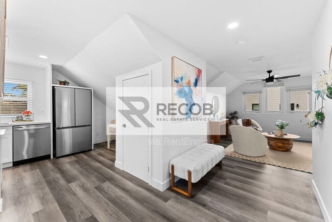 Building Photo - 832 Desty St