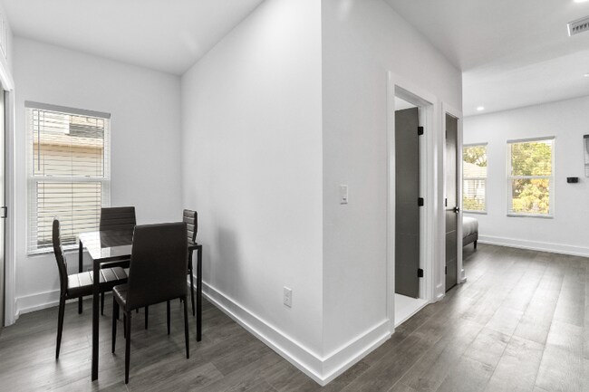 Building Photo - 935 S Howard Ave