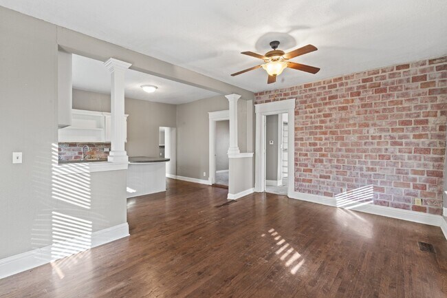 Foto del edificio - Charming 2 Bed, 1 Bath Lenexa Home with Modern Amenities!
