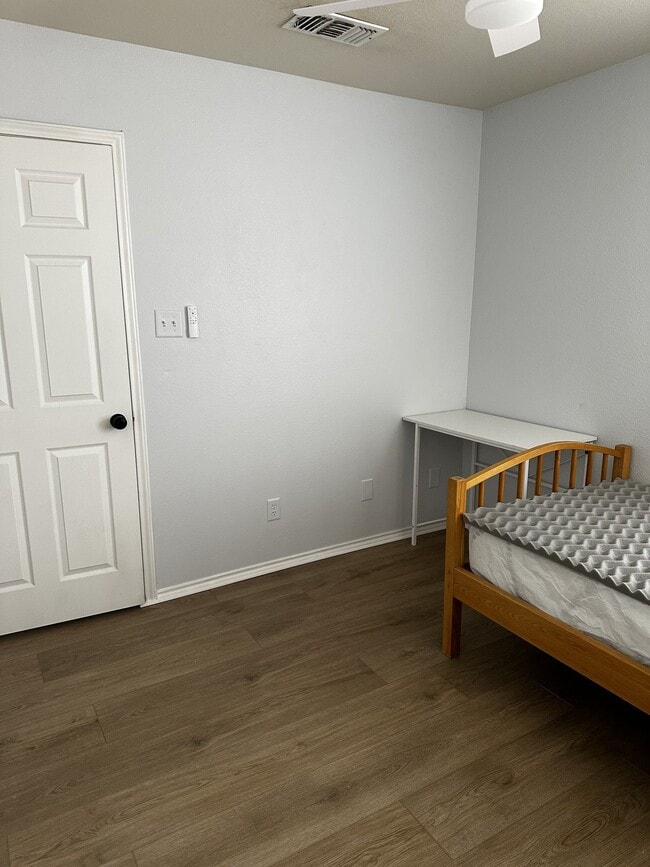 Photo - 10702 Mathom Landing (Universal City, TX) Townhome