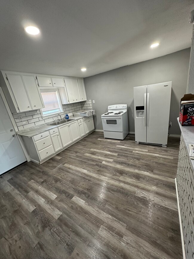 Building Photo - 500 College St