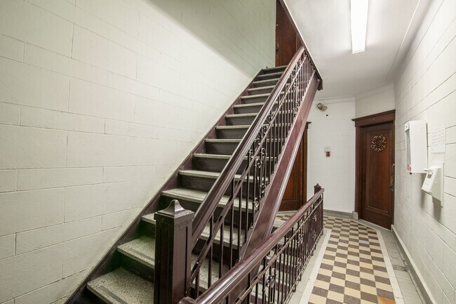 Building Photo - 2050 Av. Claremont