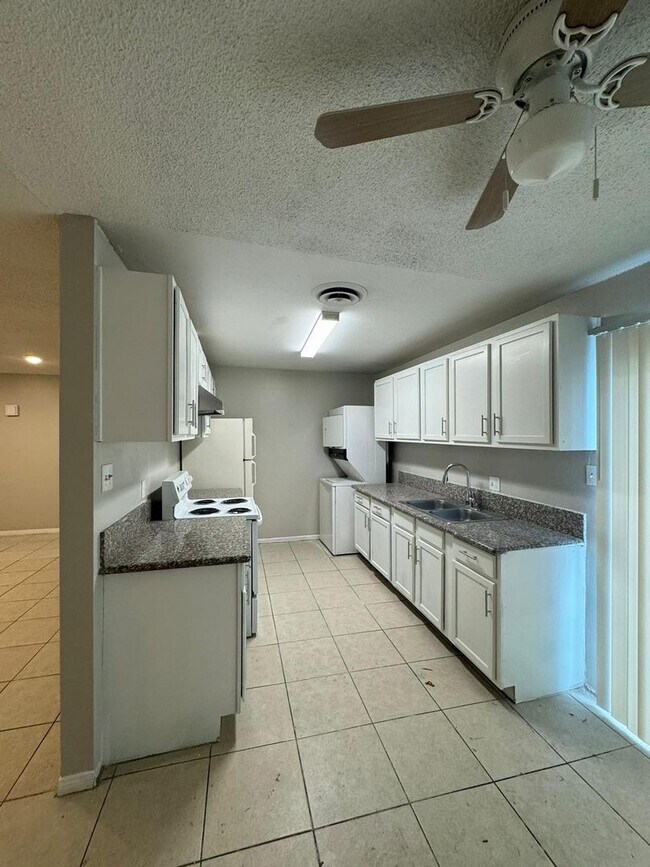 Foto del edificio - Beautiful Three Bedroom Home Available Now!
