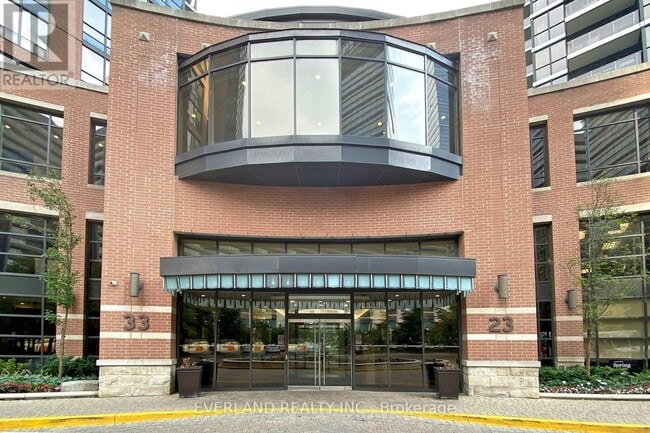 Photo du bâtiment - 23 Sheppard Ave E
