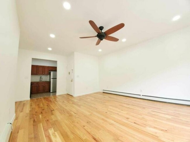 Foto del edificio - 3 bedroom in Bronx NY 10471