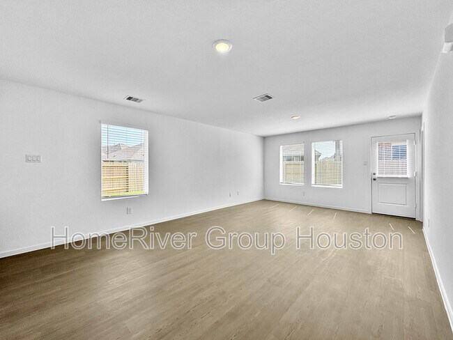 Foto del edificio - 5823 Standpiper Lp