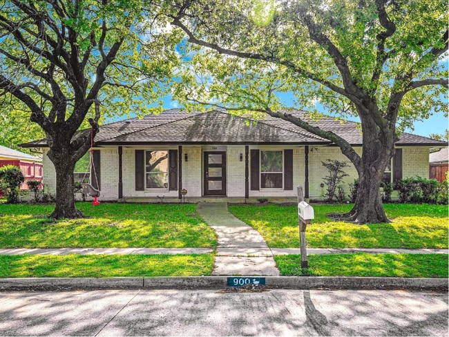 Photo - 900 Westminster Dr House