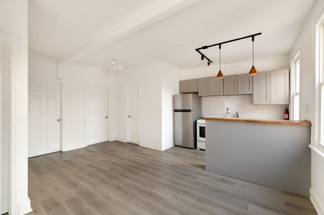 Building Photo - 169 Halladay St