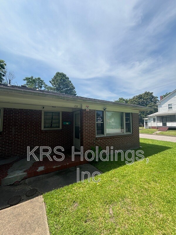 Primary Photo - 201 Forrest Ave