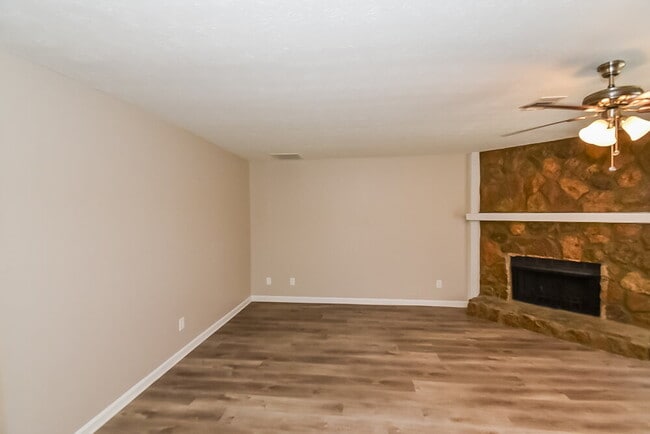 Building Photo - 306 River Chase Dr