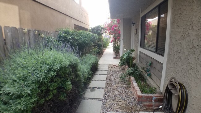 Foto del edificio - 4557 W 166th St