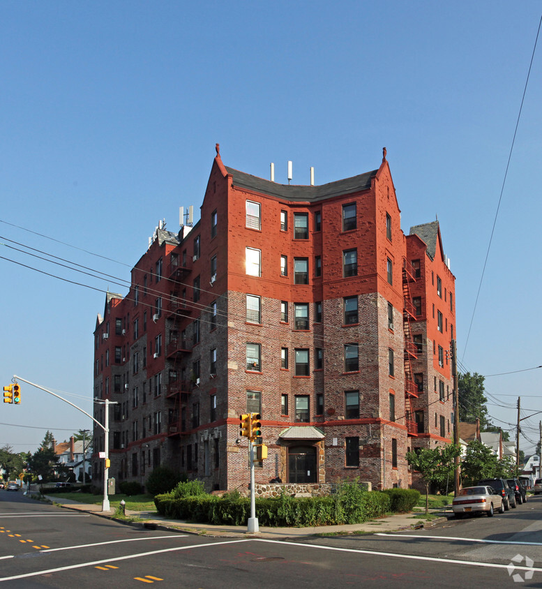 Building Photo - 104-25 195th St