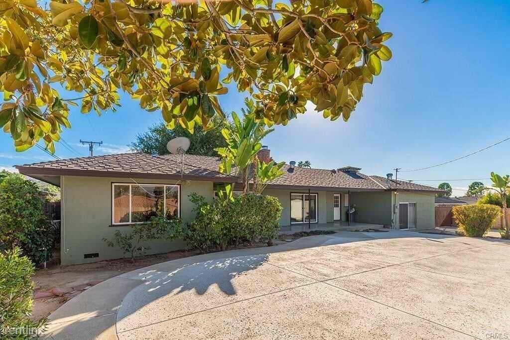 Primary Photo - 3023 E Sunset Hill Dr