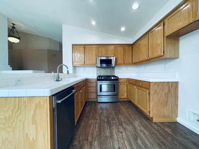 Building Photo - 3 Bed with Office! Move In Ready !!
