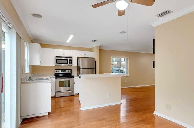 Foto principal - 8678 SW 23rd Ct