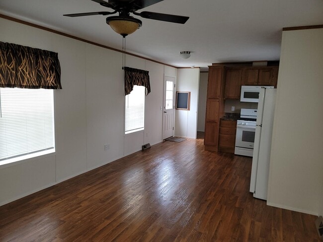 Building Photo - 425 Elmwood Cir
