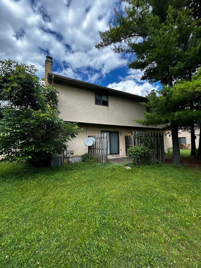 Building Photo - 5953-55 Rock Glen Ct