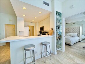 Building Photo - 411 NE Plantation Rd