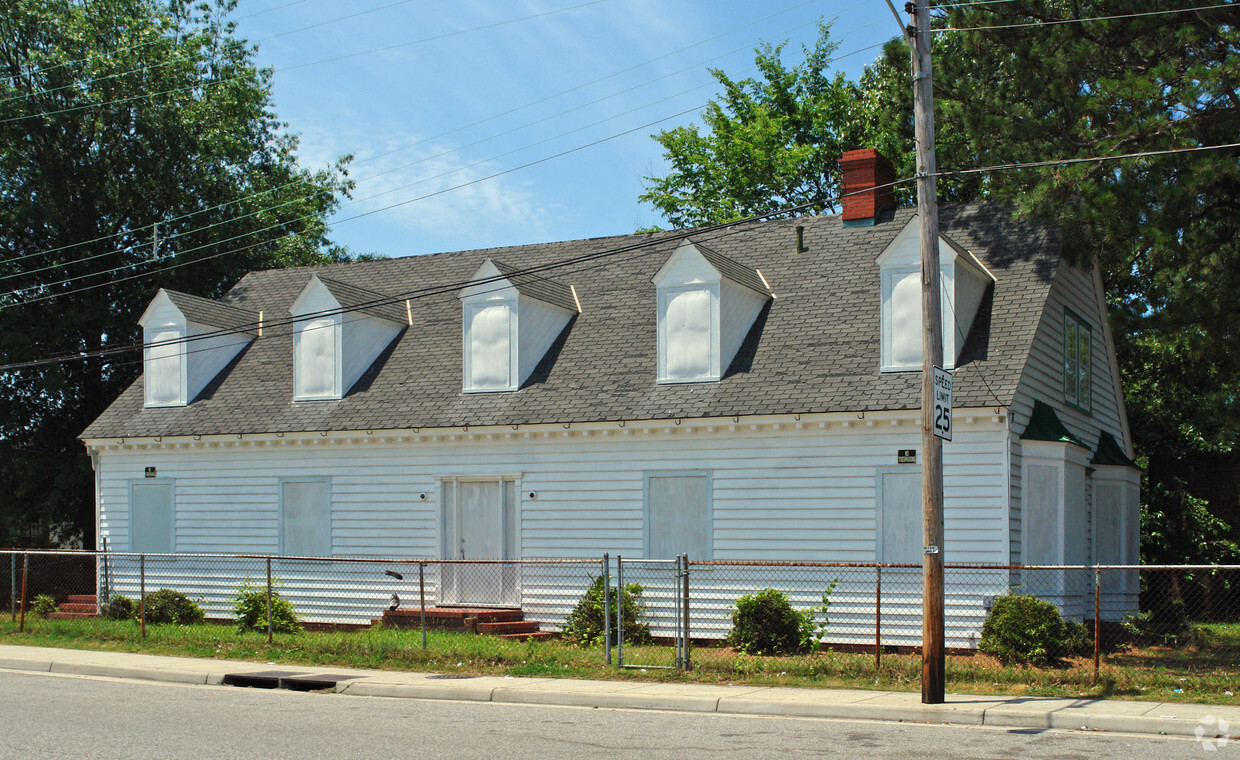 Building Photo - 9901 Jefferson Ave