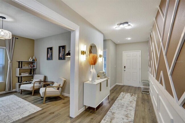 Building Photo - 2405 Oakwood Ln