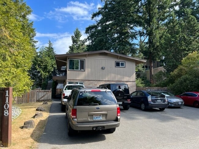 Building Photo - 1108 Bellevue Way SE