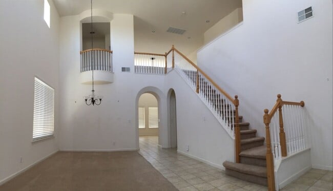 Building Photo - BEAUTIFUL TWO STORY 5 BEDROOM 3 BATH MERCE...