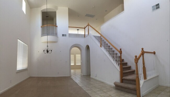 Foto del edificio - BEAUTIFUL TWO STORY 5 BEDROOM 3 BATH MERCE...