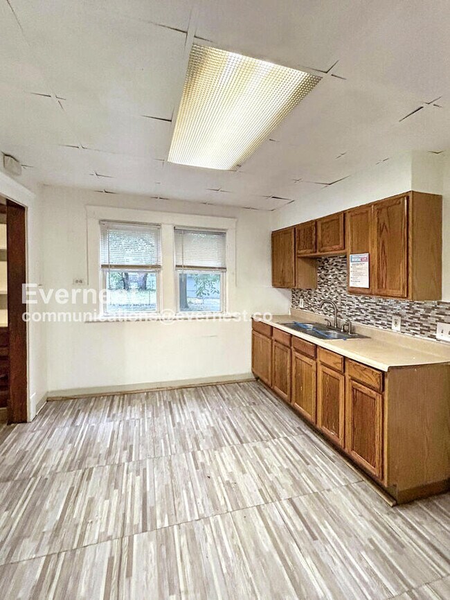 Foto del edificio - 12701 Benham Ave