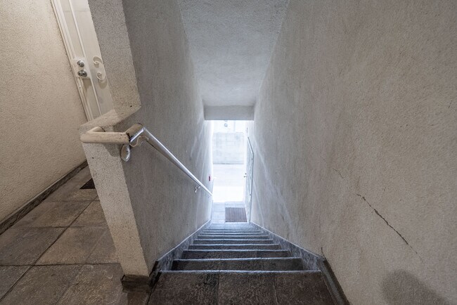 Foto del edificio - 1758 N Alexandria Ave