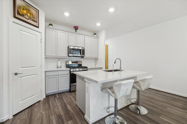 Building Photo - 7122 Clearwater Cv Dr