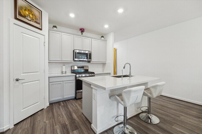 Foto del edificio - 7122 Clearwater Cv Dr