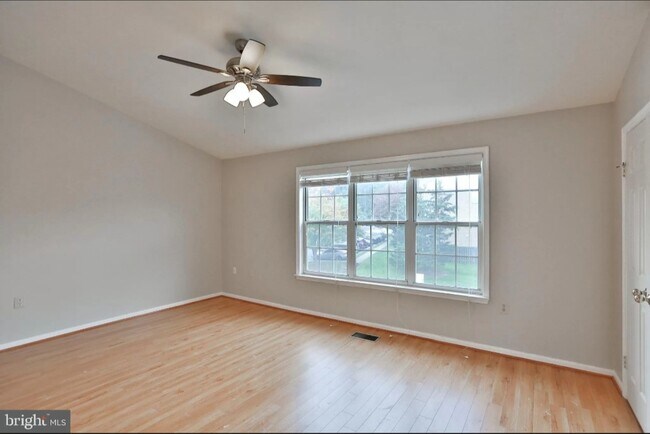 Building Photo - 5465 Middlebourne Ln