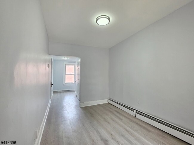 Building Photo - 8 Lincoln Ave