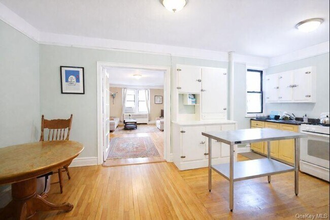 Foto del edificio - 1080 Warburton Ave