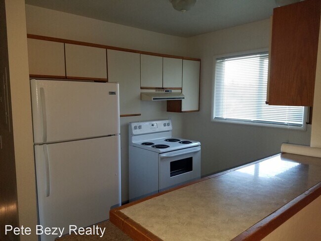 Building Photo - 1120 SE 2nd St