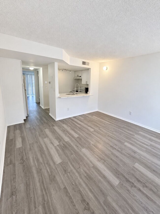 Building Photo - 7141 E Bank Dr