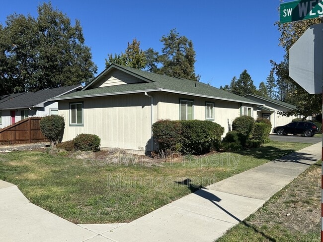 Building Photo - 1616 SW K St